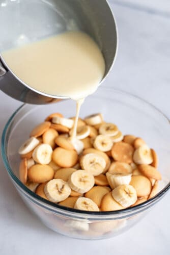 Pour pudding over bananas and wafers.