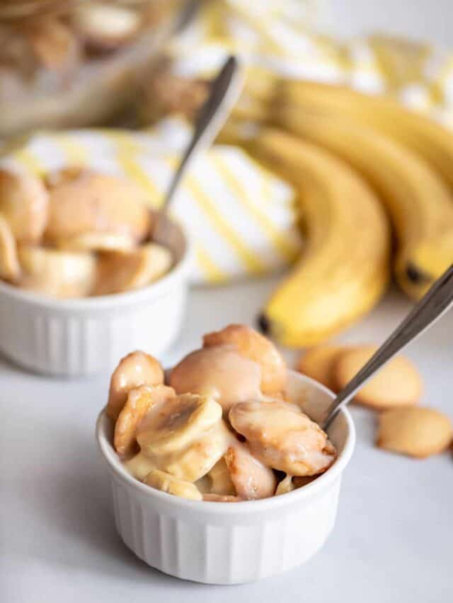 Bowl of homemade banana pudding.