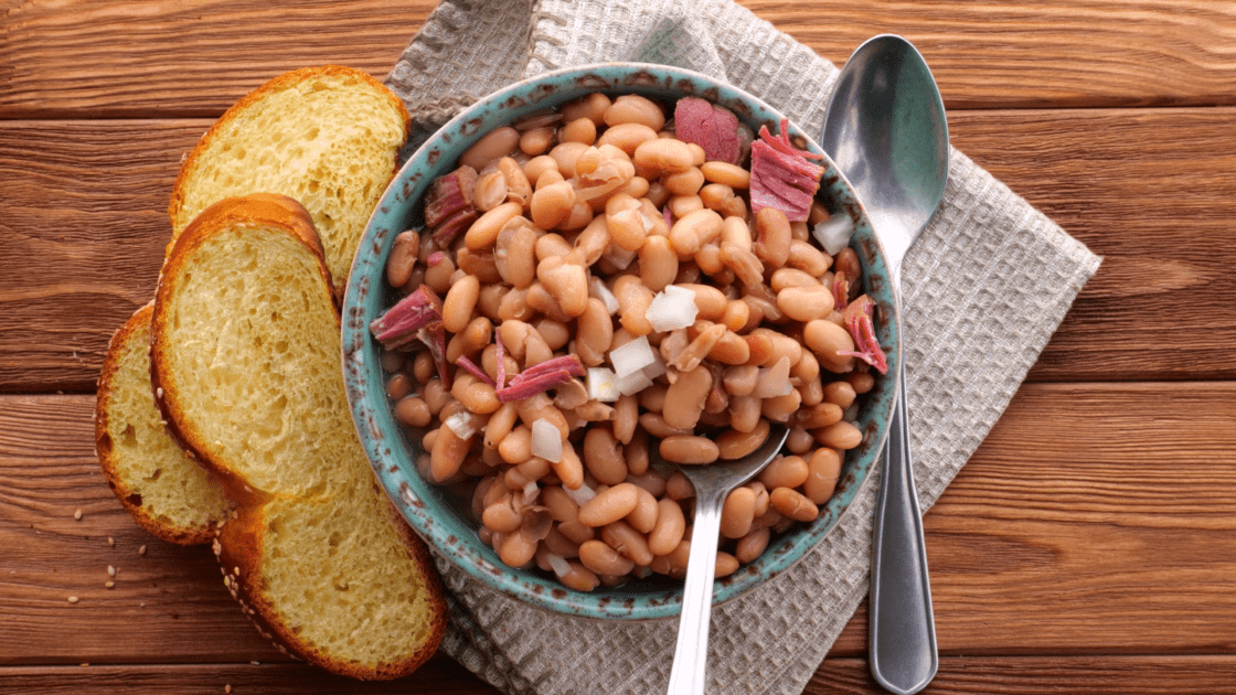 How to cook dried beans to make this bowl of pinto beans and ham with bread.