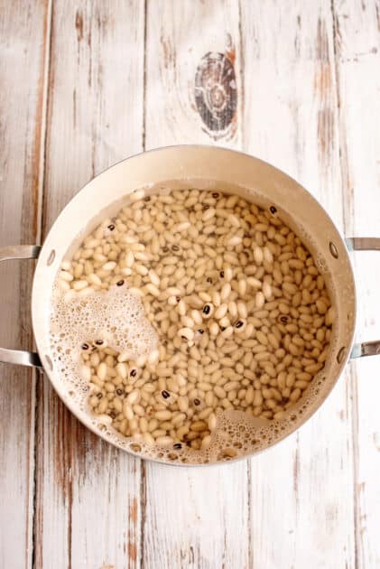 Place soaked black eyed peas in a large pot.