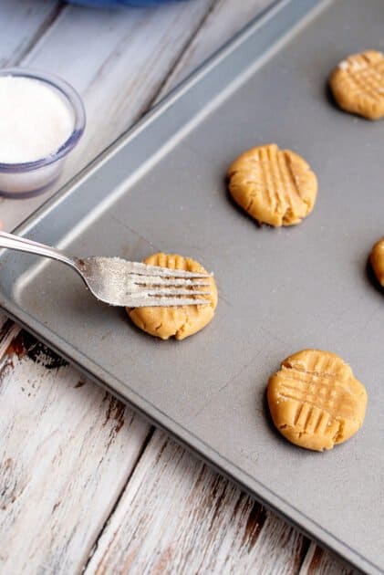 Press down on balls with sugar-covered fork.