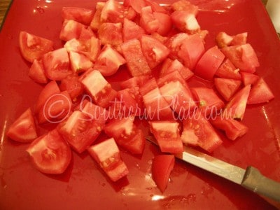 Chop up tomatoes.