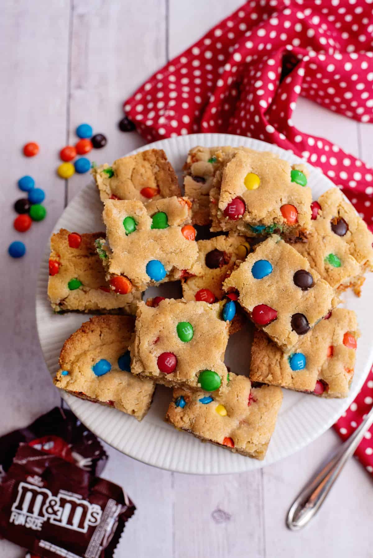 cut and serve m&m oatmeal bars