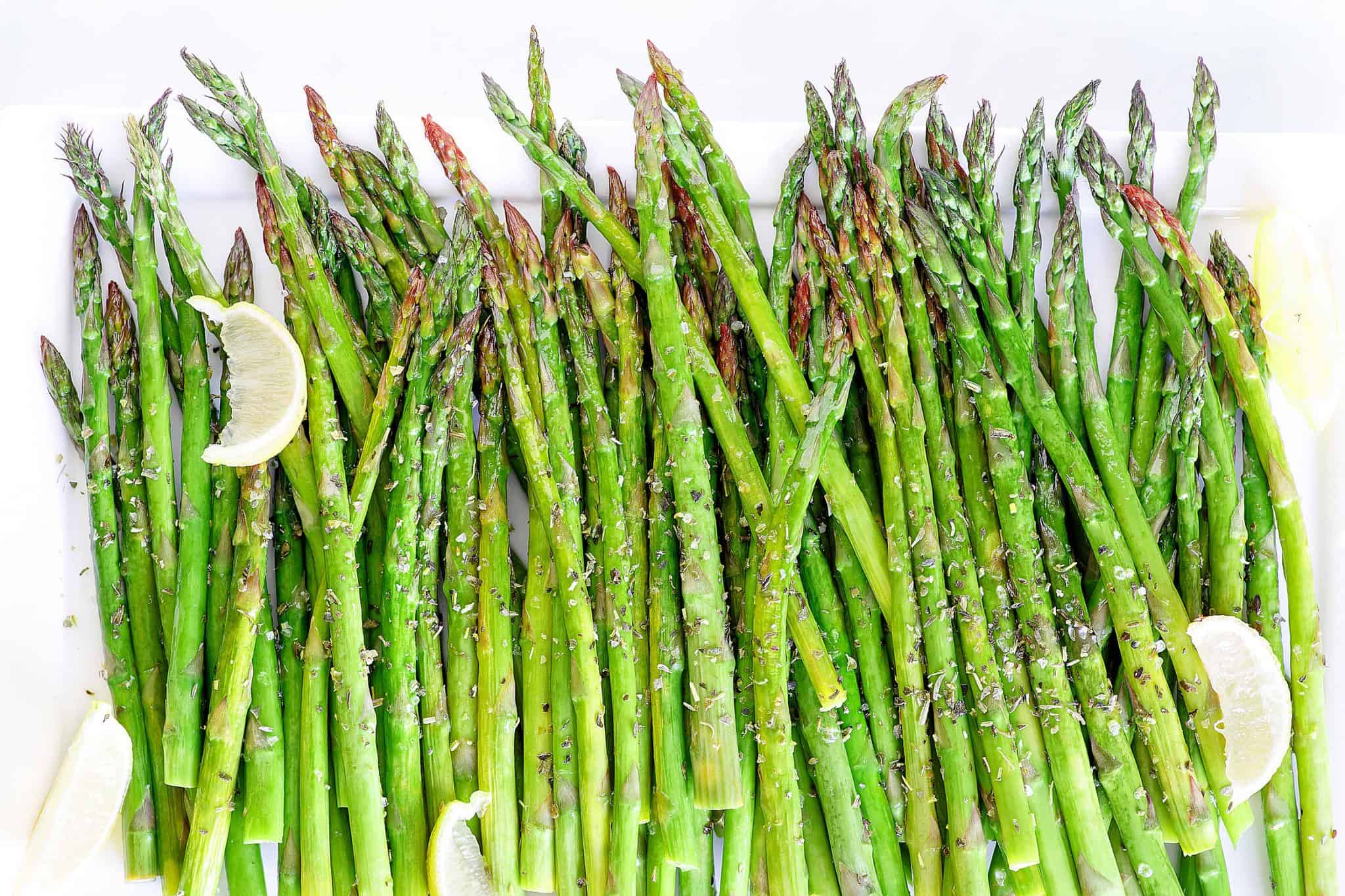 Plate of roasted asparagus with za'atar seasoning.