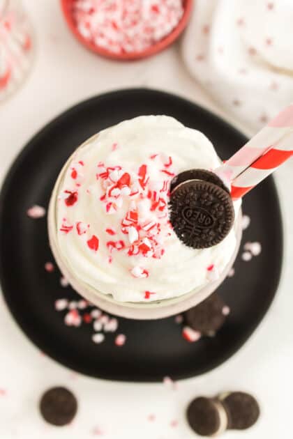 Top with additional peppermint or cookie.