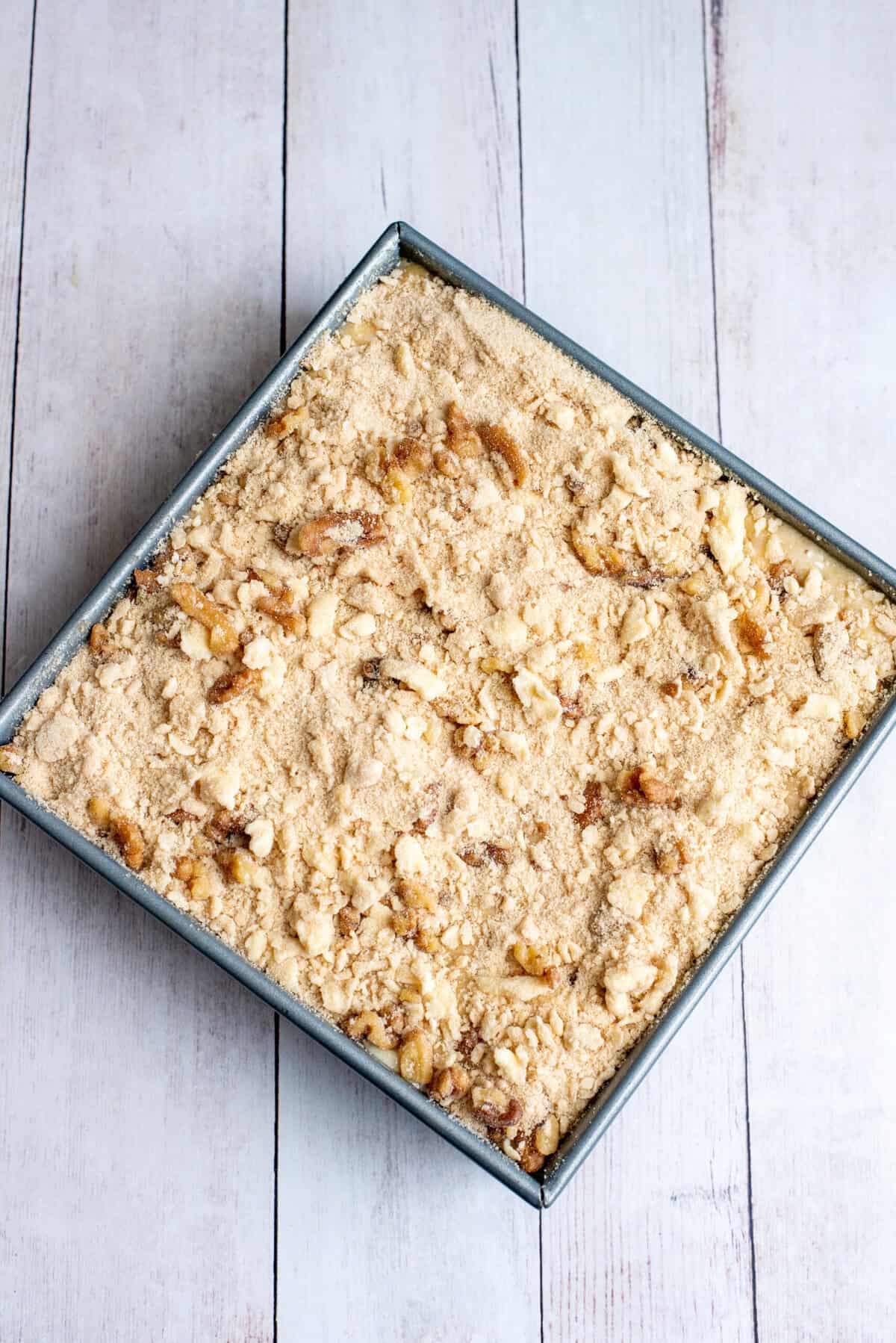 Top with remaining batter and crumb topping