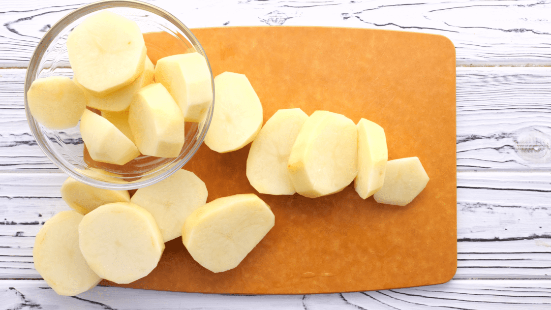 Peel and slice potatoes into thick slices.