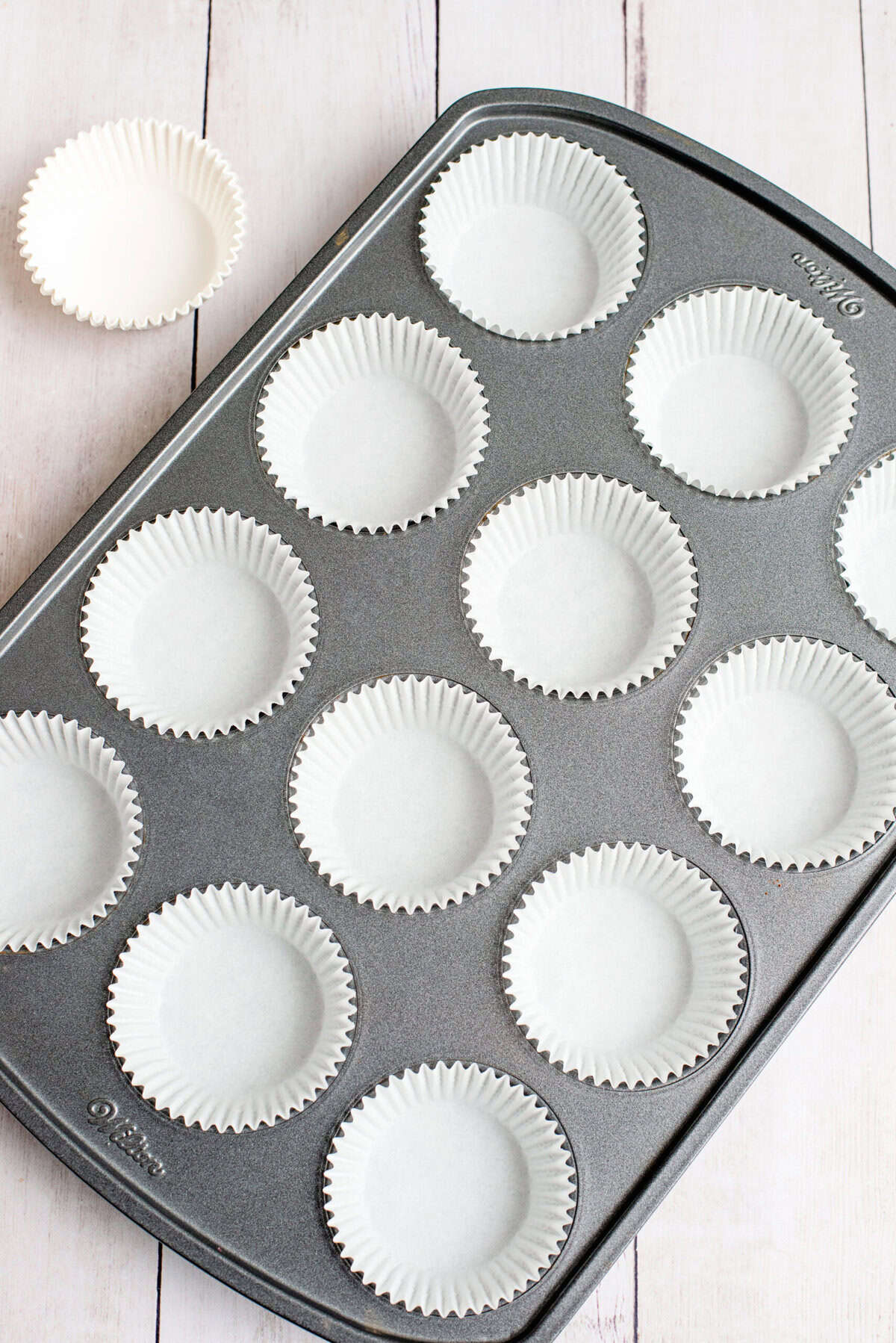 line cupcake tin with liners