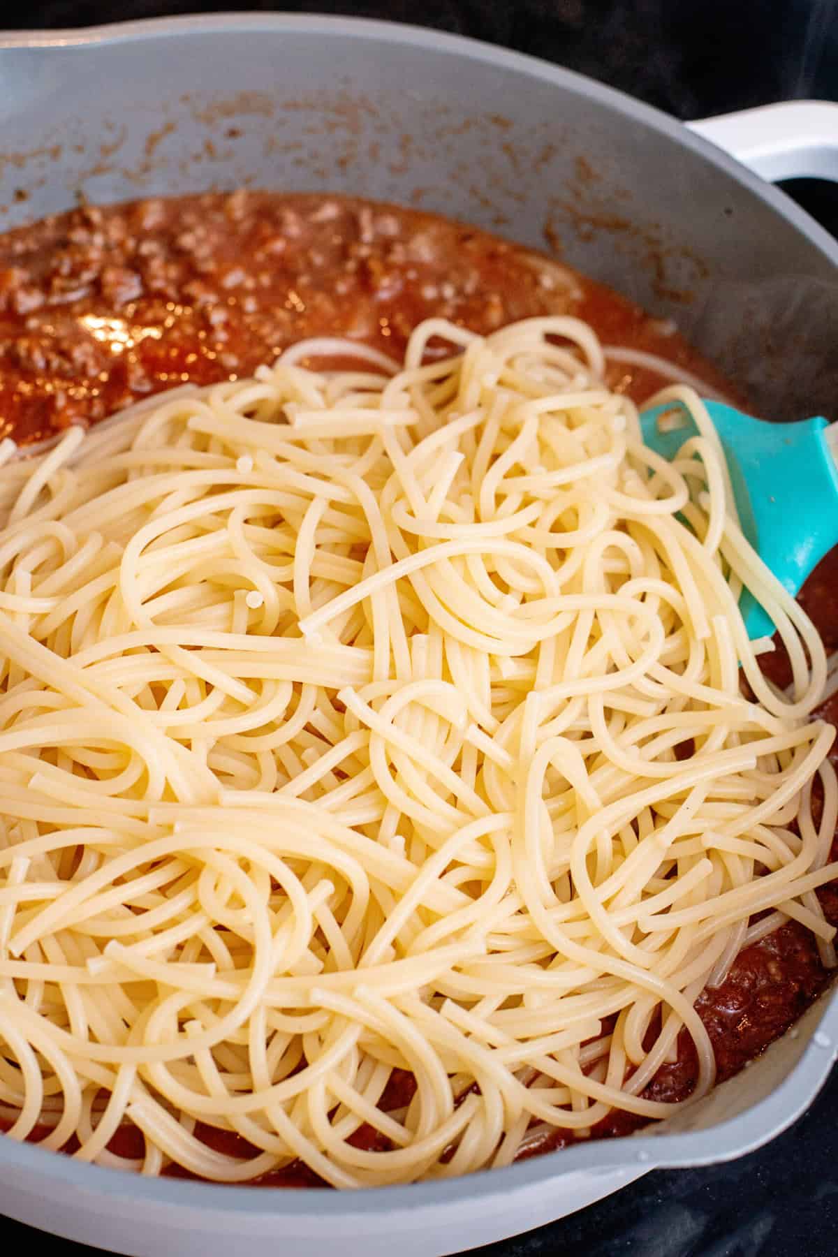 Sitr spaghetti into meat sauce