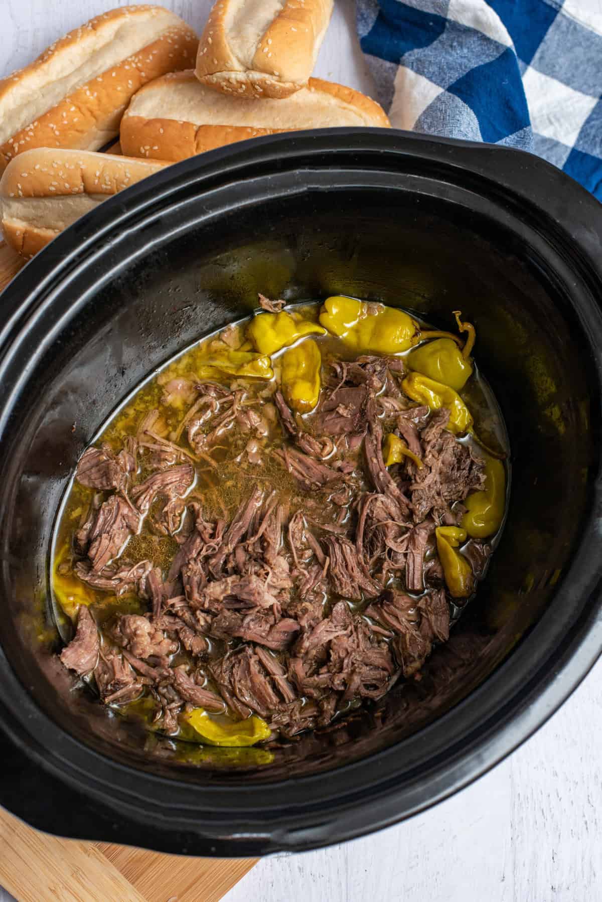 Return shredded beef to slow cooker